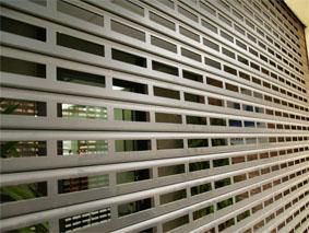 Cerrajería Barcelona Persianas de aluminio abiertas